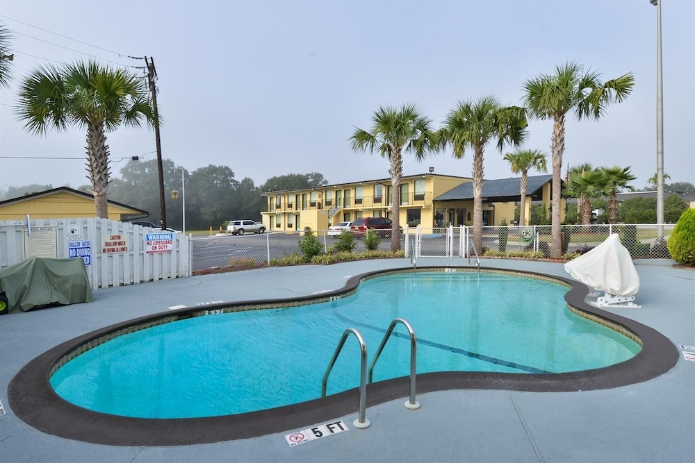 Pet Friendly Americas Best Value Inn-St. George in Saint George, South Carolina