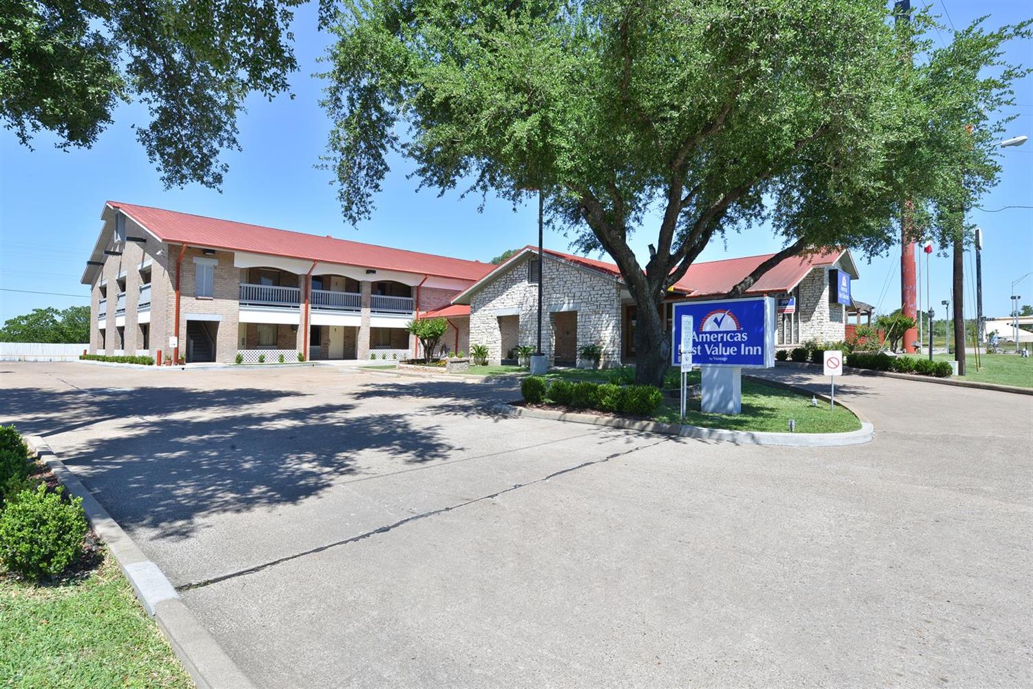 Pet Friendly Americas Best Value Inn in Columbus, Texas