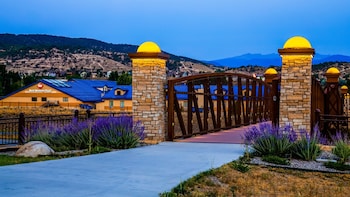 Pet Friendly Eagle Lodge and Suites in Eagle, Colorado