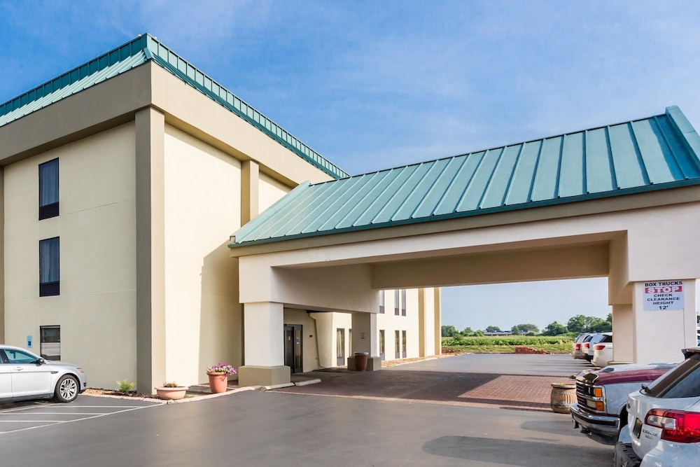 Pet Friendly Comfort Inn in Collinsville, Illinois