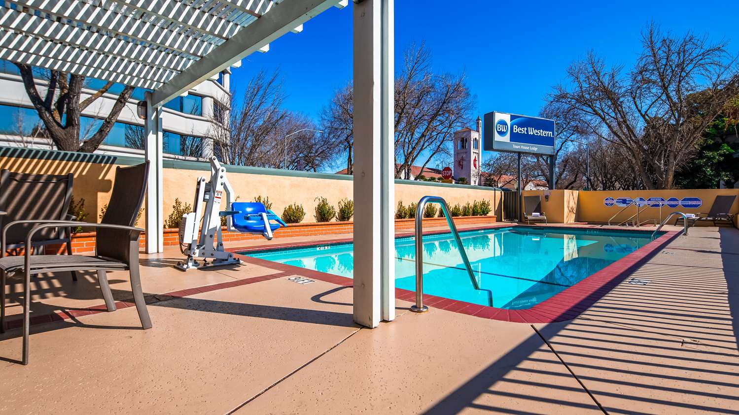 Pet Friendly Best Western Town House Lodge in Modesto, California