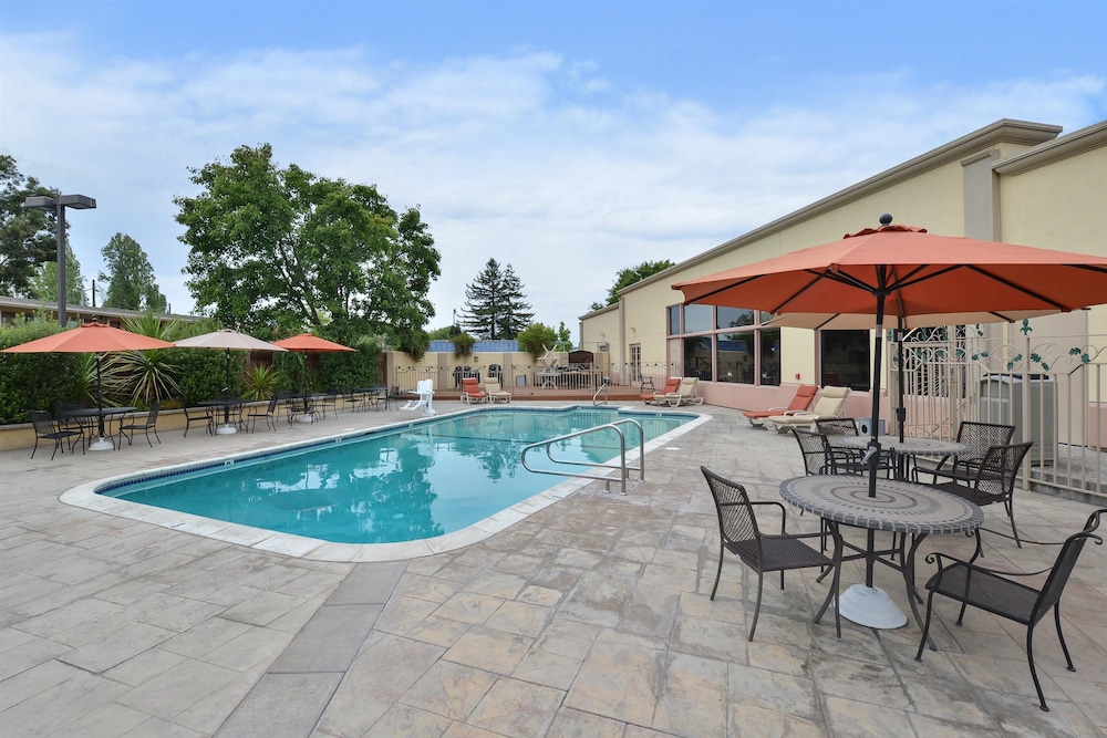 Pet Friendly Best Western Petaluma Inn in Petaluma, California
