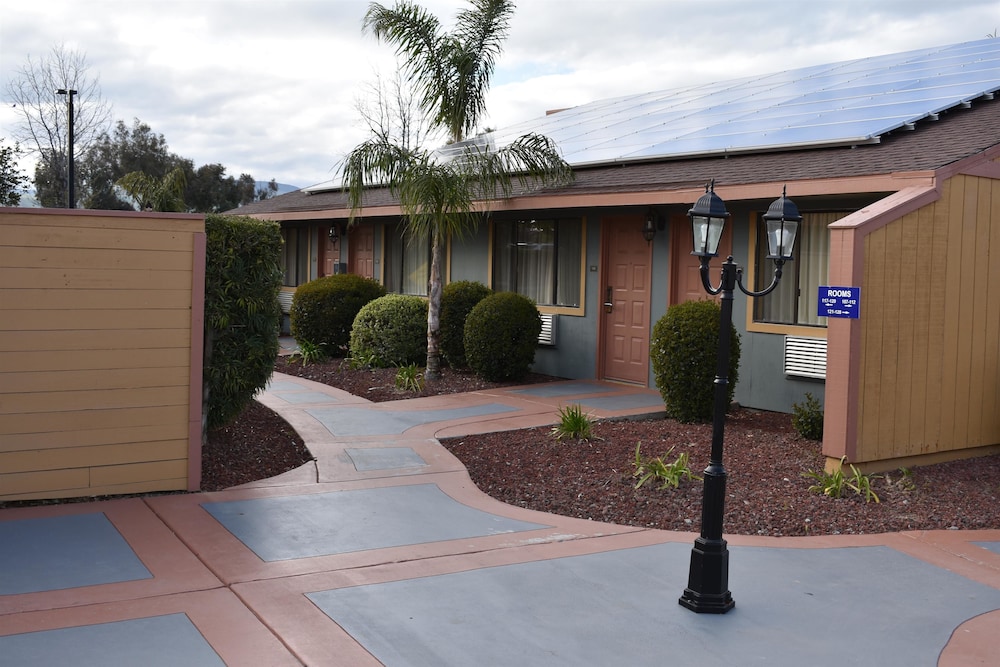 Pet Friendly Best Western Big Country Inn in Coalinga, California