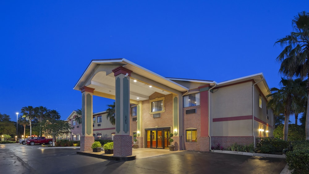 Pet Friendly Best Western Mayport Inn & Suites in Atlantic Beach, Florida