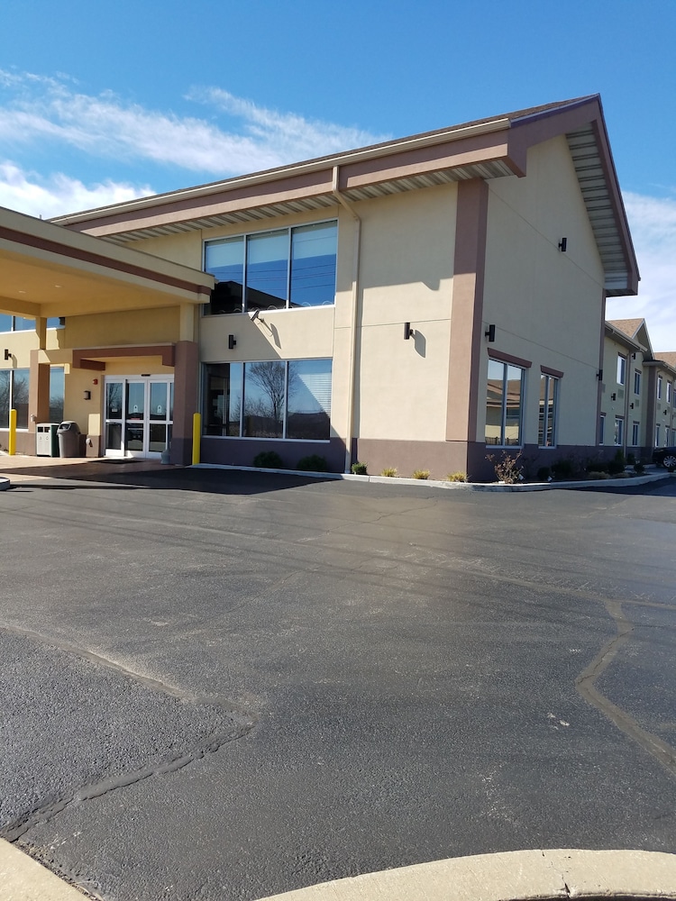 Pet Friendly Best Western Paradise Inn in Savoy, Illinois