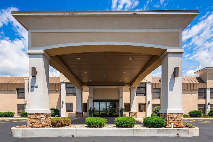Pet Friendly Best Western Plus Anderson in Anderson, Indiana