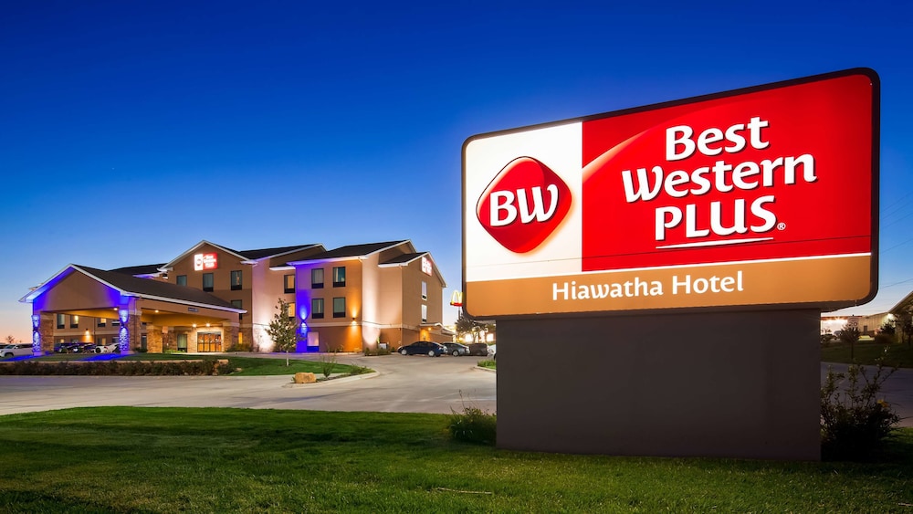 Pet Friendly Best Western Plus Hiawatha Hotel in Hiawatha, Kansas