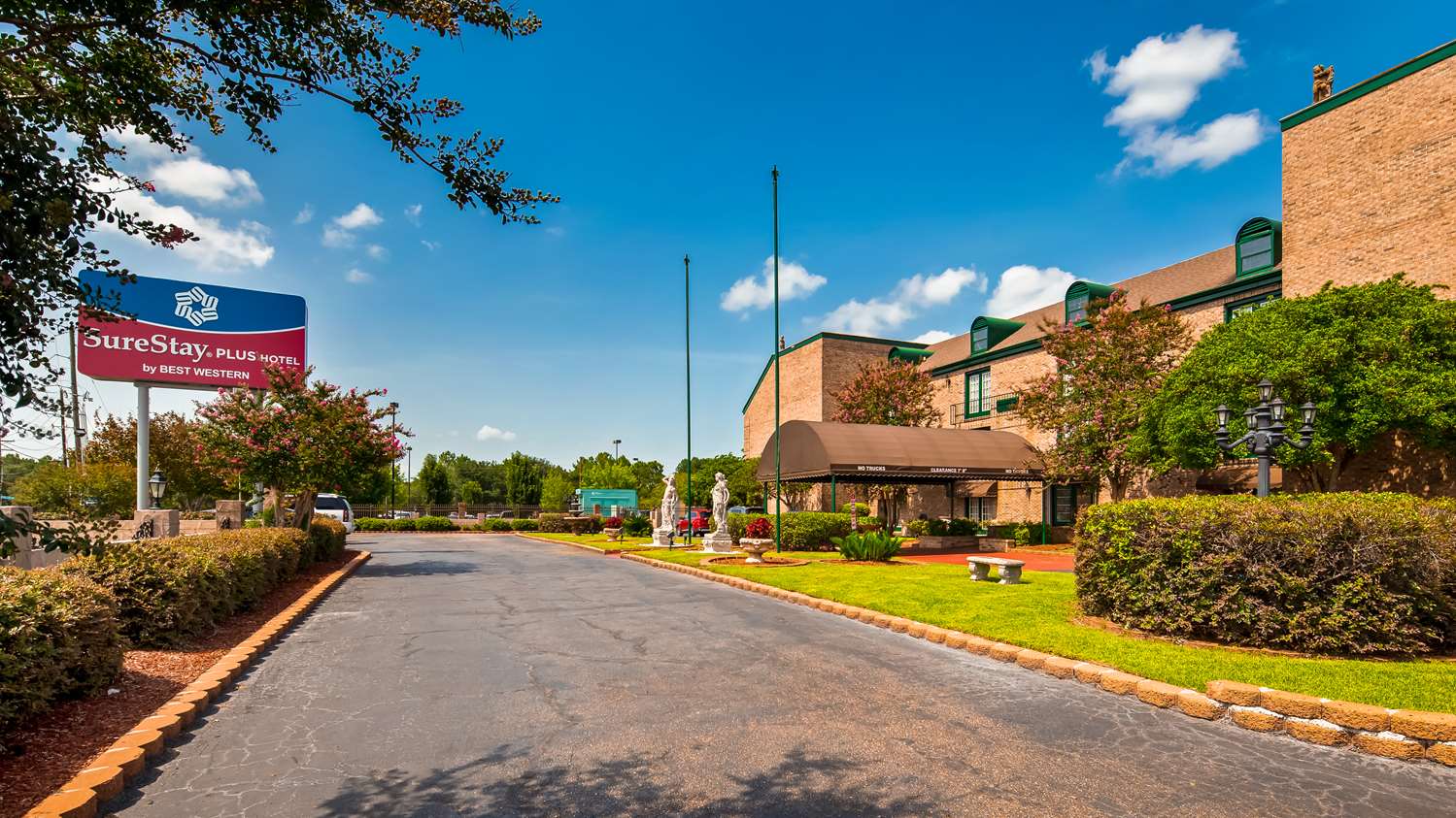 Pet Friendly Best Western Chateau Louisianne Suite Hotel in Baton Rouge, Louisiana