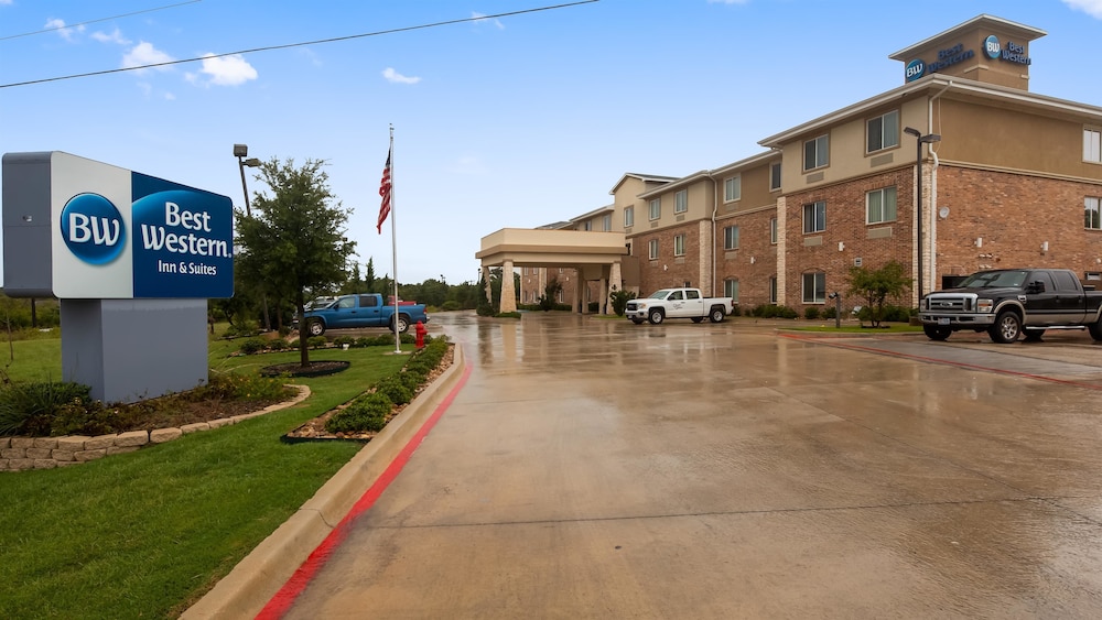 Pet Friendly Best Western Bowie Inn & Suites in Bowie, Texas