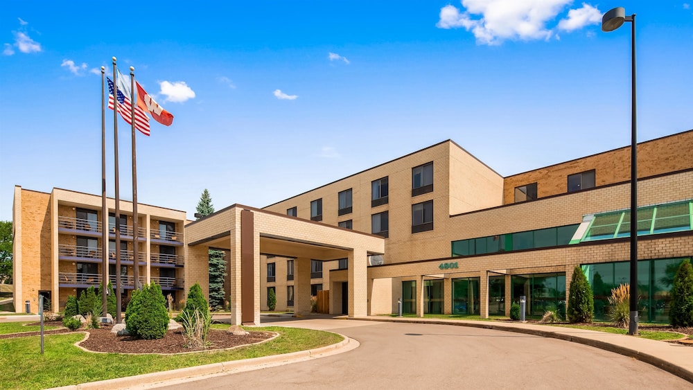 Pet Friendly Best Western East Towne Suites in Madison, Wisconsin