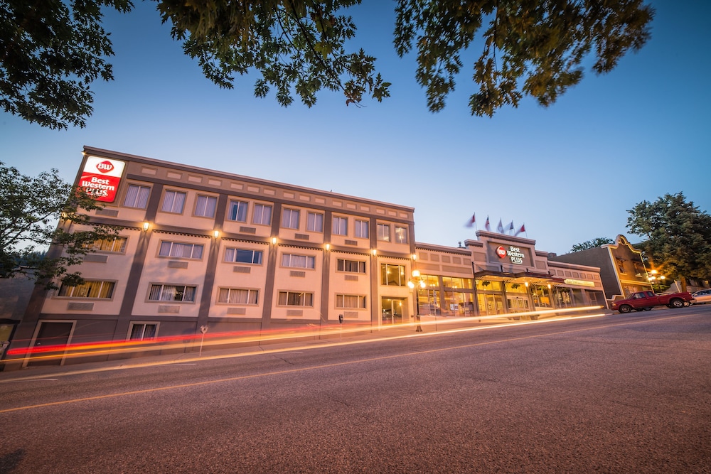 Pet Friendly Best Western Plus Baker Street Inn & Convention Centre in Nelson, British Columbia