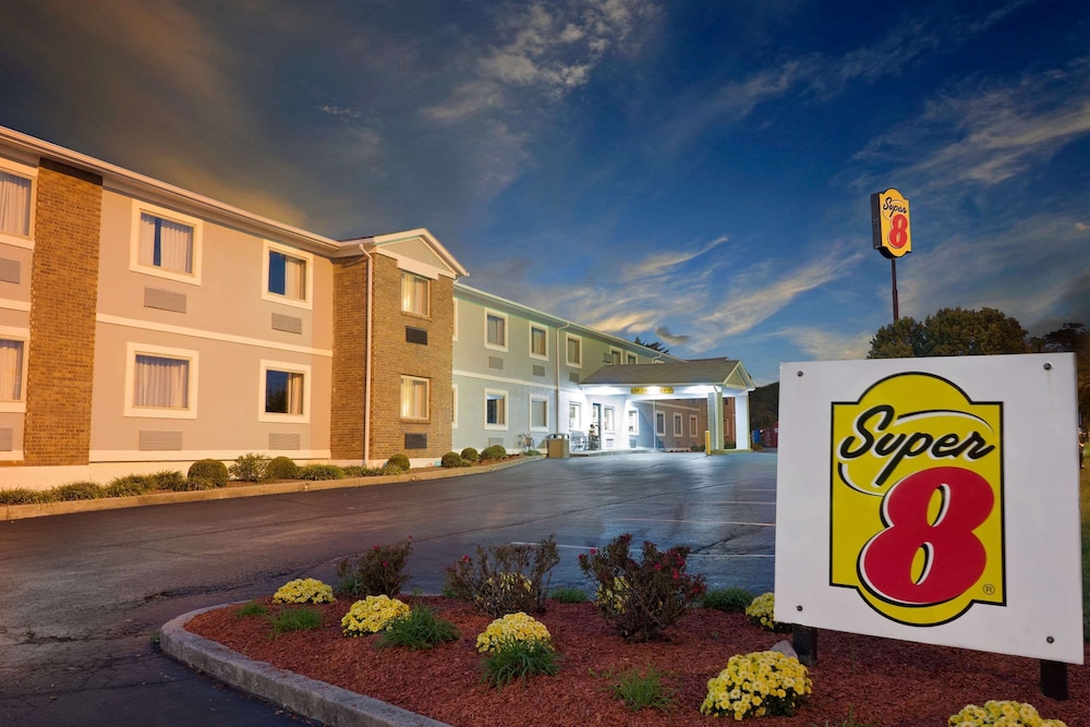 Pet Friendly Super 8 - Lexington in Lexington, Kentucky