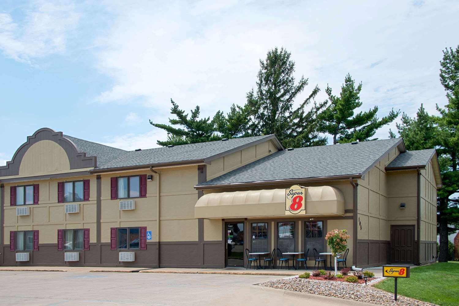 pet friendly hotels in oskaloosa iowa