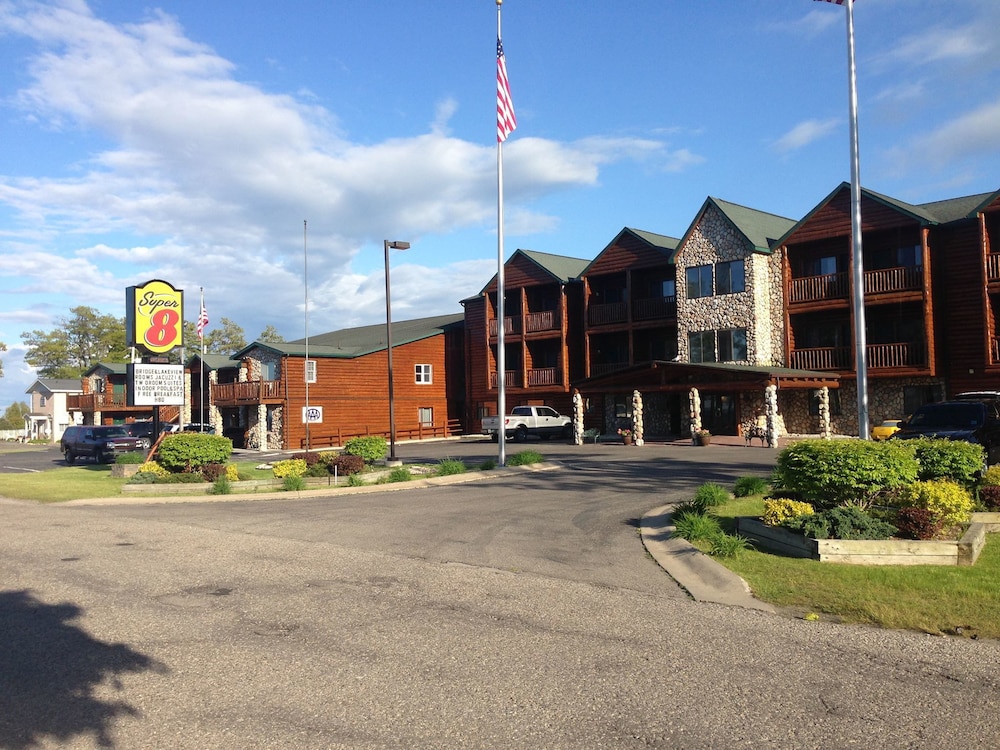 Pet Friendly Super 8 Bridgeview Lodge in Mackinaw City, Michigan