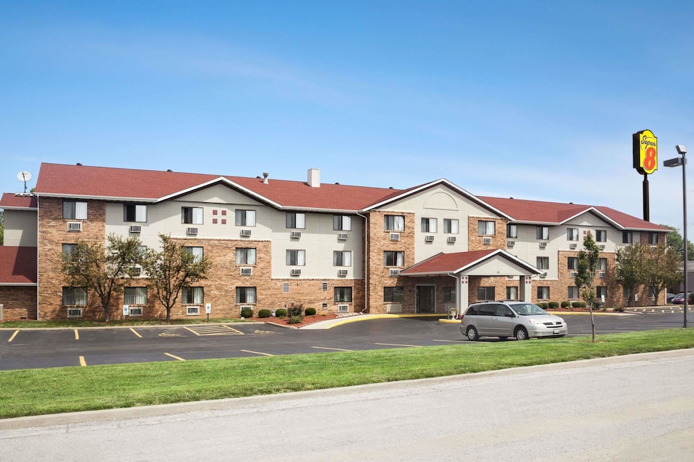 Pet Friendly Super 8 Fairview Heights-St. Louis in Fairview Heights, Illinois