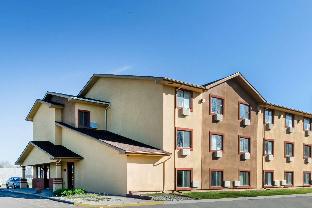 Pet Friendly Super 8 Hotel Flint in Flint, Michigan