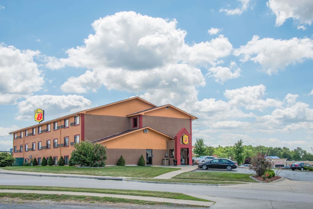 Pet Friendly Super 8 Kansas City Airport at Barry Road in Kansas City, Missouri