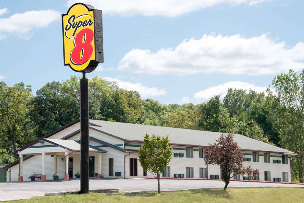 Pet Friendly Super 8 Motel - Algona in Algona, Iowa