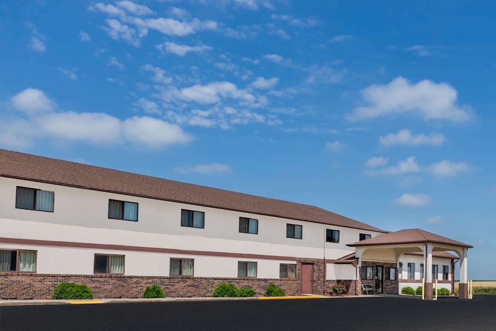 Pet Friendly Super 8 Motel - Grinnell in Grinnell, Iowa