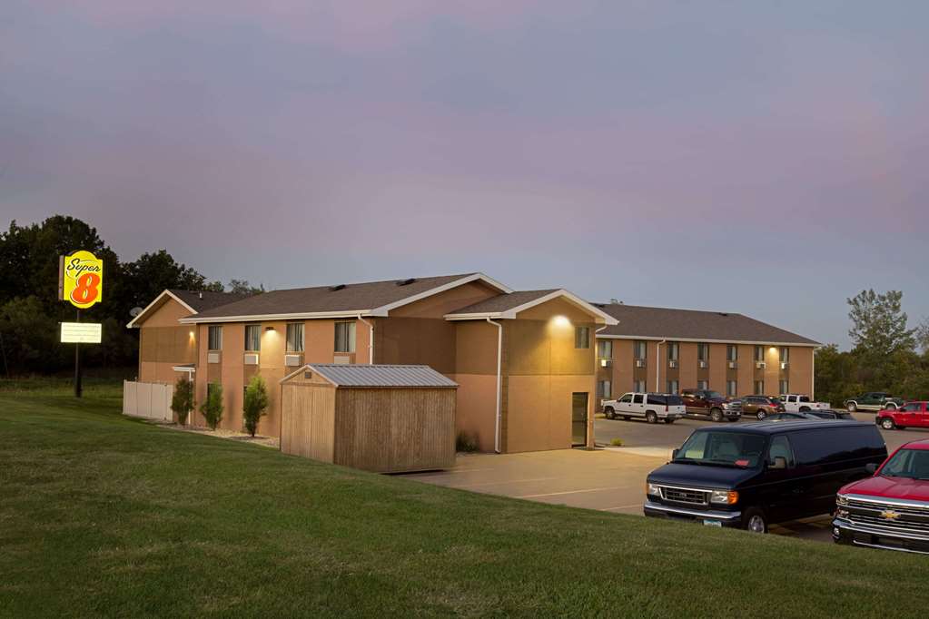 Pet Friendly Super 8 Motel - Oskaloosa in Oskaloosa, Iowa