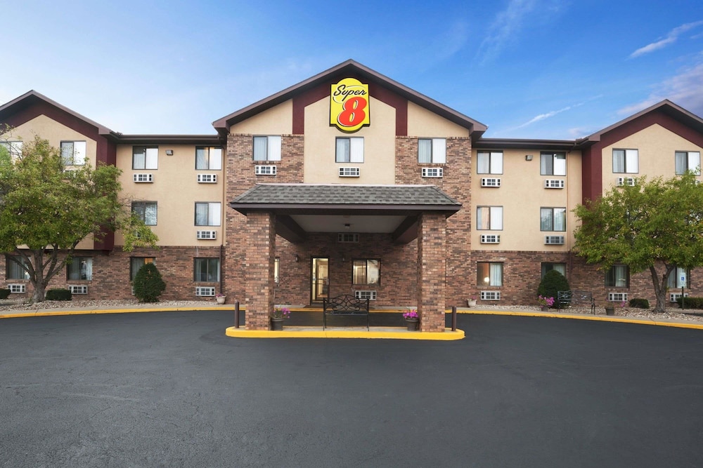 Pet Friendly Super 8 Peoria in Peoria, Illinois