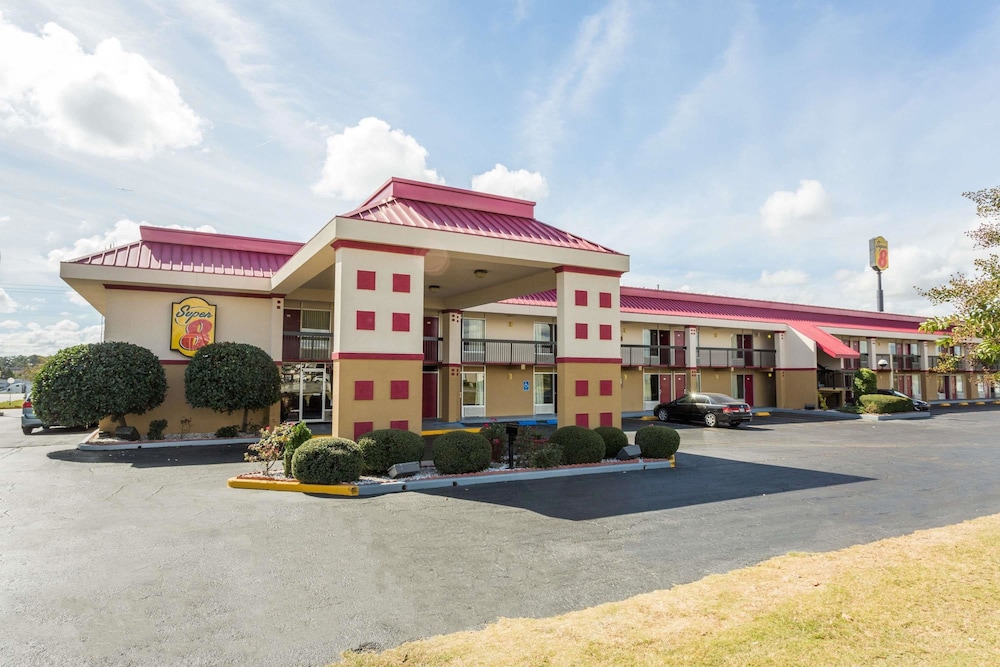 Pet Friendly Super 8 Tifton in Tifton, Georgia