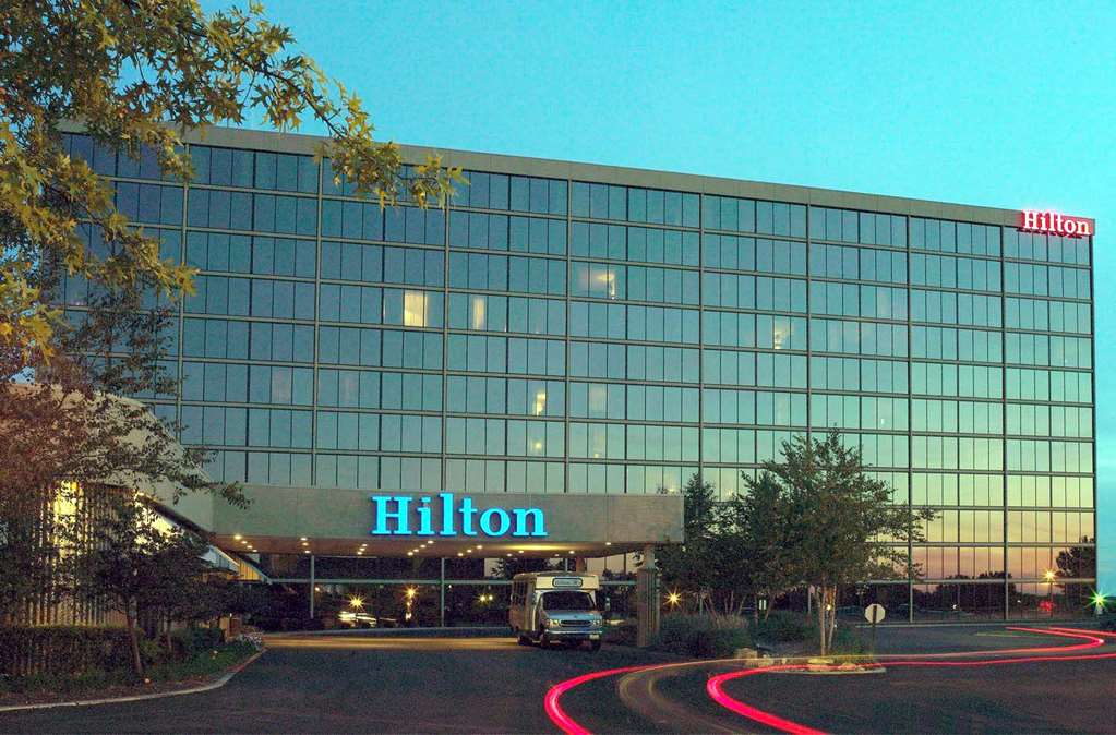 Pet Friendly Hilton Kansas City Airport in Kansas City, Missouri