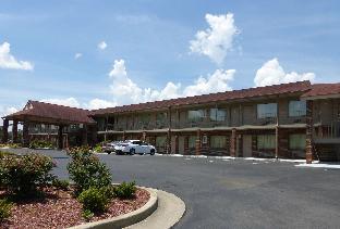 Pet Friendly Red Roof Inn & Suites Cleveland TN in Cleveland, Tennessee