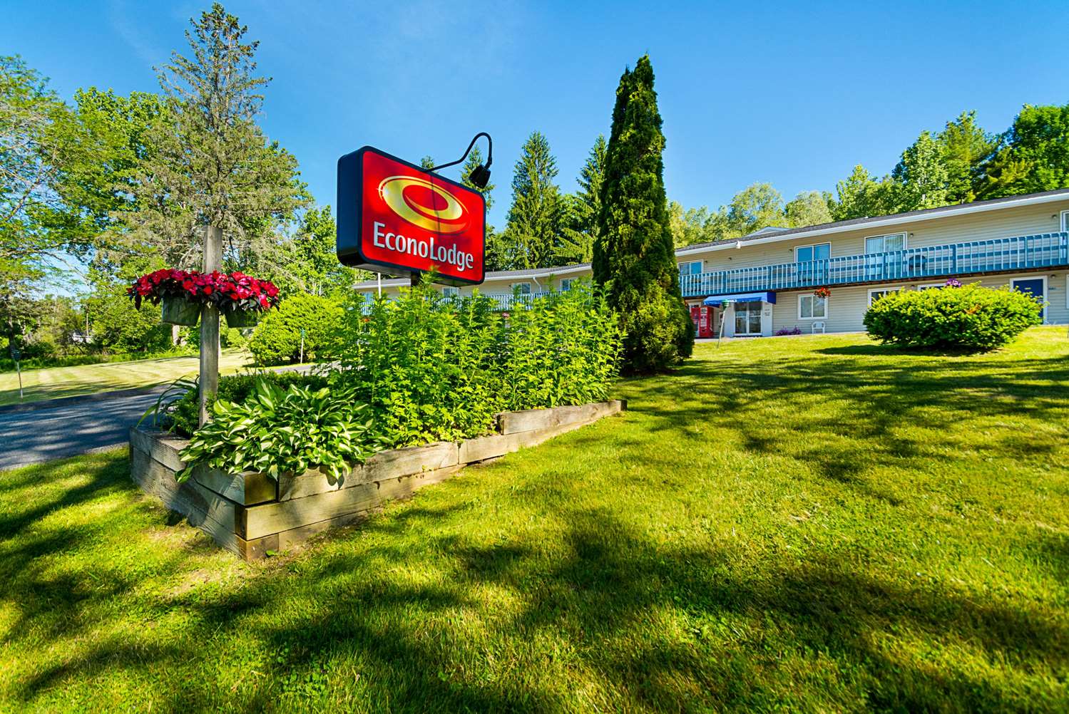 Pet Friendly Econo Lodge Lee - Great Barrington in Lee, Massachusetts