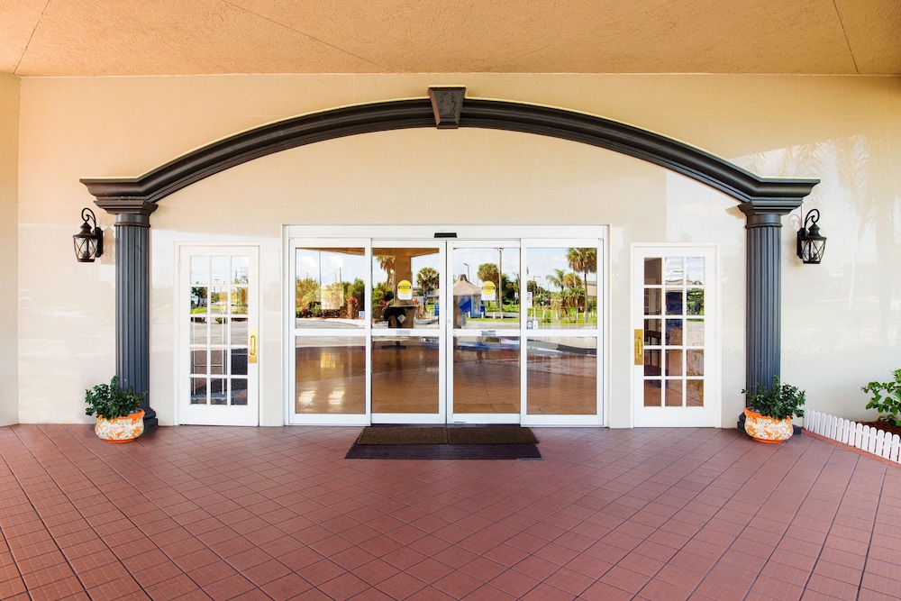 Pet Friendly I-Drive Grand Resort & Suites in Orlando, Florida