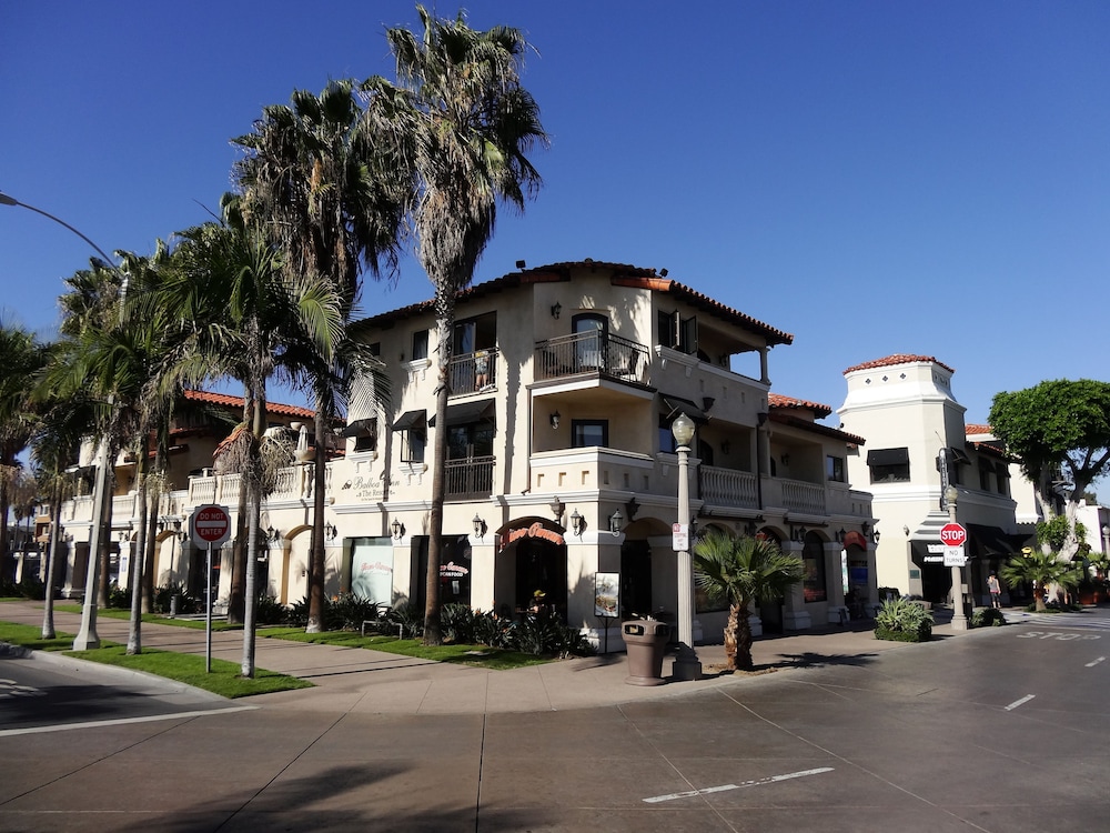 Pet Friendly Balboa Inn in Newport Beach, California