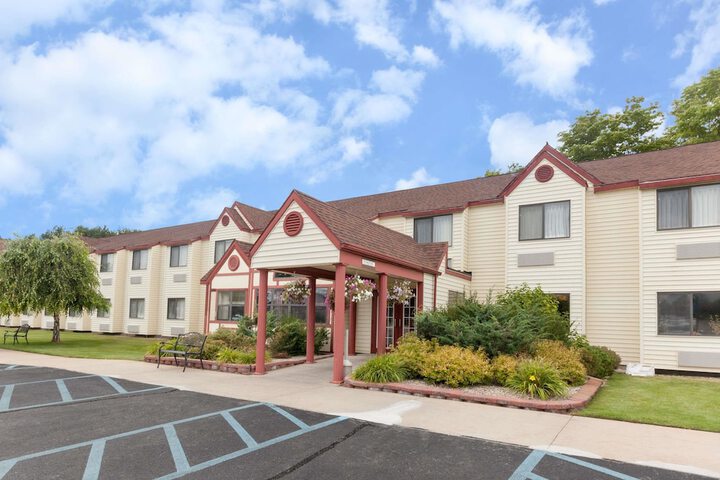 Pet Friendly Baymont Inn & Suites Gaylord in Gaylord, Michigan