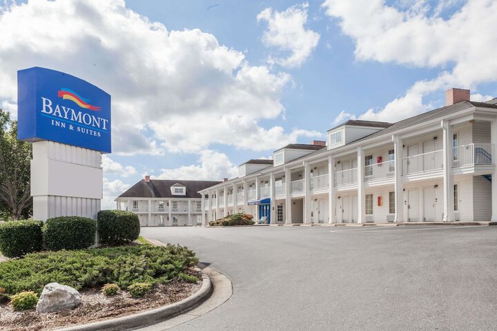 Pet Friendly Baymont Inn and Suites Hickory in Hickory, North Carolina