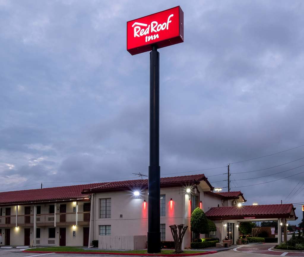 Pet Friendly Red Roof Inn Houston North FM1960 & I 45 in Houston, Texas