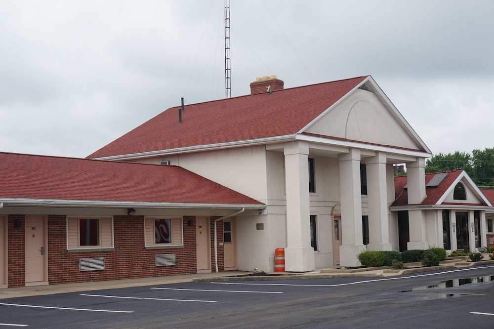 Pet Friendly Bellevue Hotel & Suites in Bellevue, Ohio