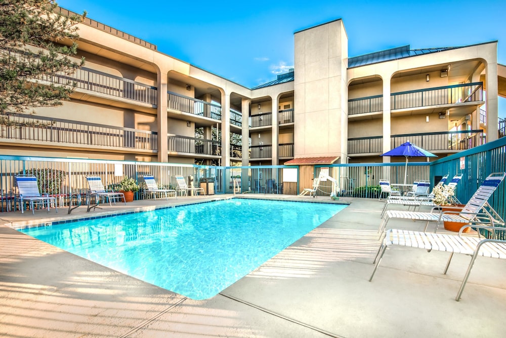 Pet Friendly Days Inn and Suites Albuquerque North in Albuquerque, New Mexico