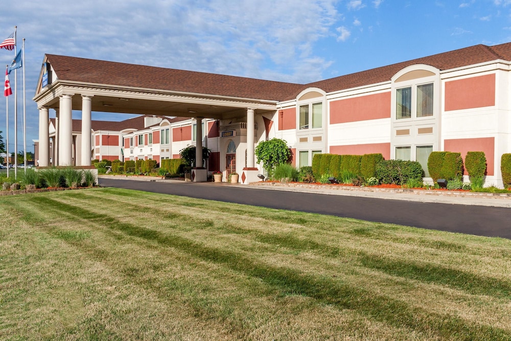 Pet Friendly Days Inn and Suites Roseville in Roseville, Michigan