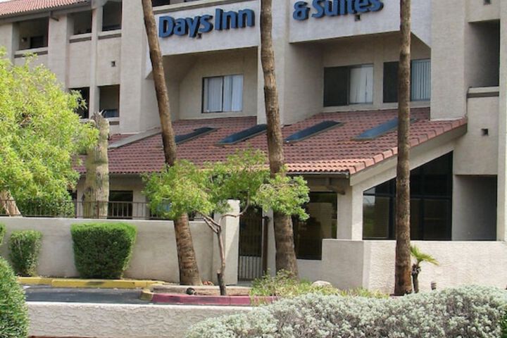 Pet Friendly Days Inn and Suites Tempe in Tempe, Arizona