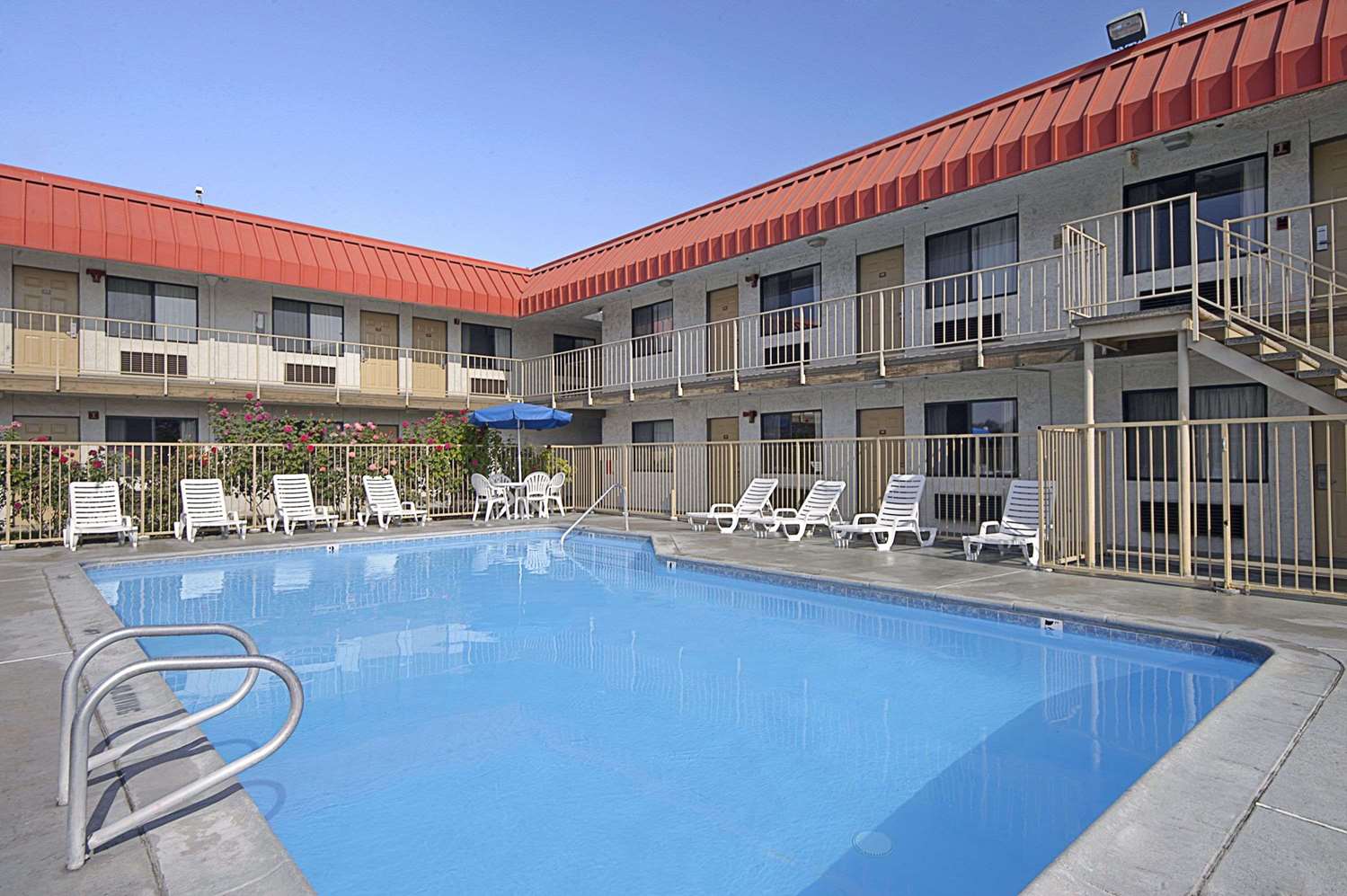 Pet Friendly Days Inn Fresno South in Fresno, California