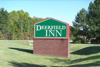 Pet Friendly Deerfield Inn & Suites in Fairview, Tennessee