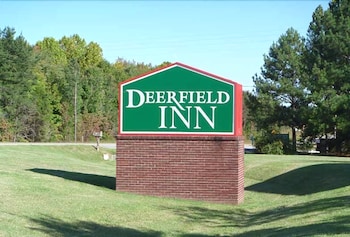 Pet Friendly Deerfield Inn & Suites in Fairview, Tennessee