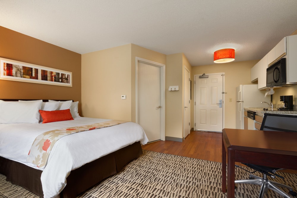 Pet Friendly Hawthorn Suites by Wyndham Omaha / Old Mill in Omaha, Nebraska