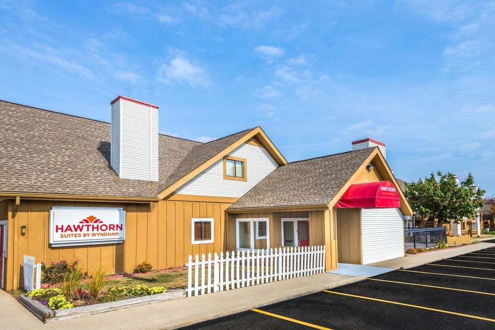 Pet Friendly Hawthorn Suites Dayton North in Dayton, Ohio