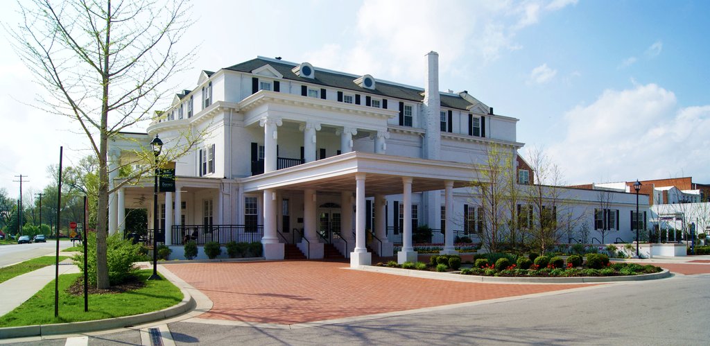 Pet Friendly Historic Boone Tavern Hotel and Restaurant in Berea, Kentucky