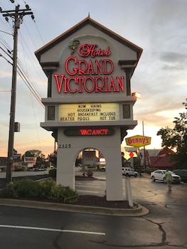 Pet Friendly Hotel Grand Victorian in Branson, Missouri