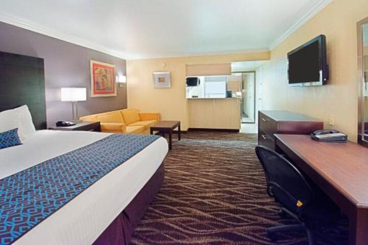 Pet Friendly Hotel Tempe/Phoenix Airport InnSuites at the Mall in Tempe, Arizona
