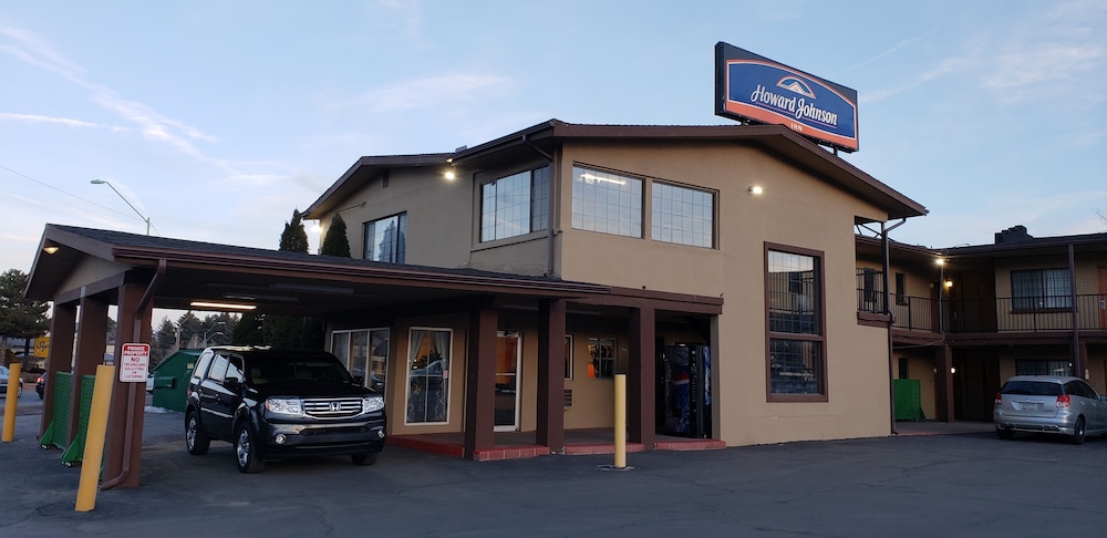 Pet Friendly Howard Johnson Flagstaff University West in Flagstaff, Arizona