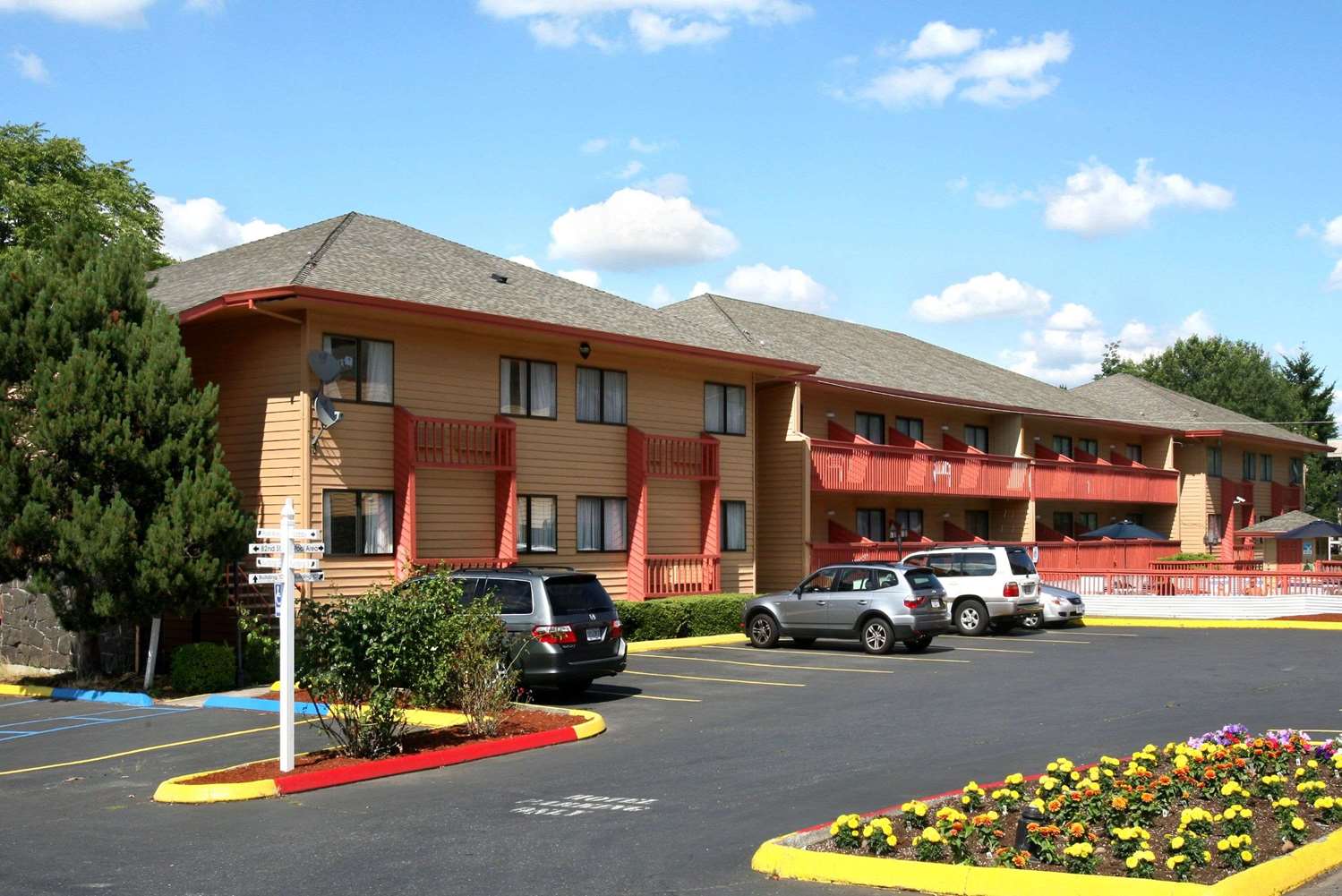 Pet Friendly Howard Johnson Portland Airport in Portland, Oregon