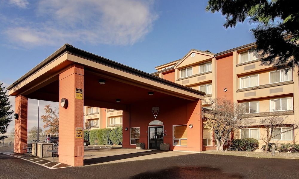 Pet Friendly Phoenix Inn Suites - Lake Oswego in Lake Oswego, Oregon