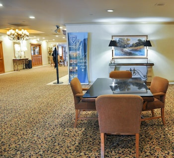 Pet Friendly Piccadilly Inn Airport in Fresno, California